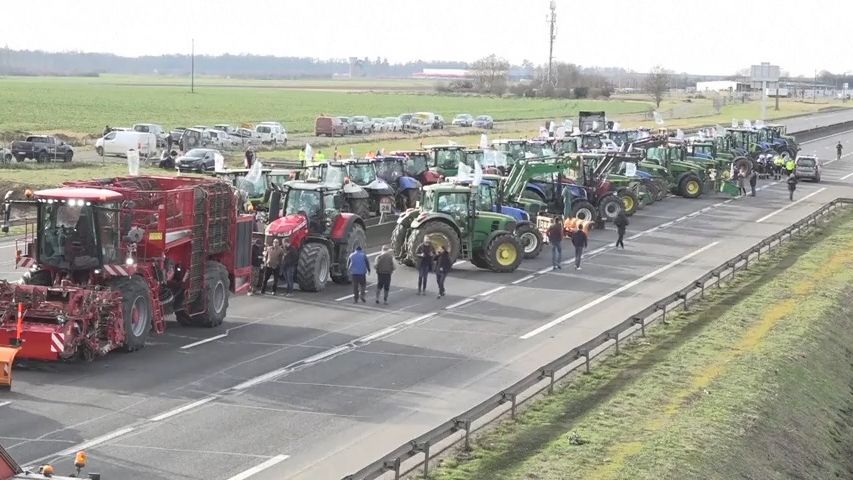Video: Traktory zablokovaly Paříž. Macron svolal ministry